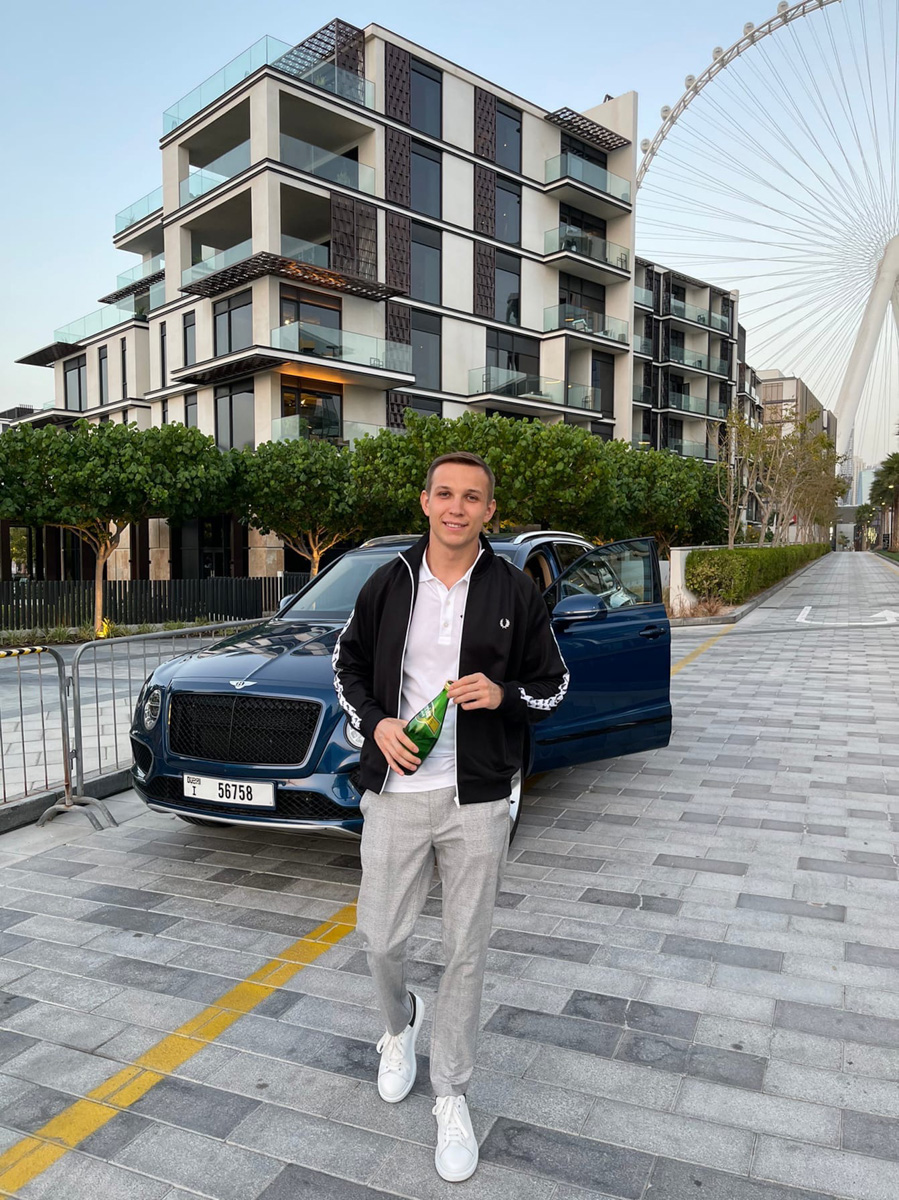 Молодой бизнесмен Валентин Пахомов мечтал о Bentley, а теперь разъезжает на редком люксовом автомобиле по стране. Узнаем у основателя «Подслушано Автомобилистов | Владимир», каково быть владельцем легенды.