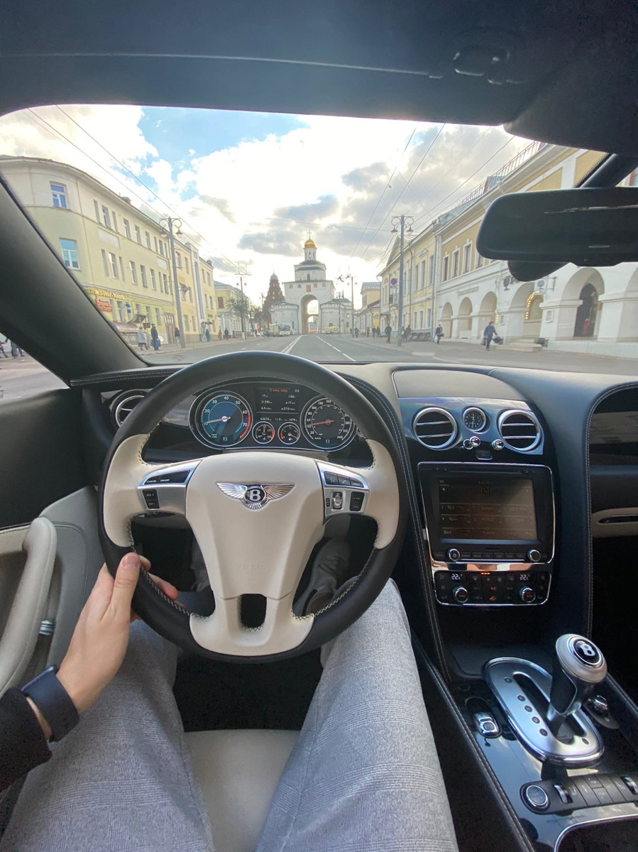 Молодой бизнесмен Валентин Пахомов мечтал о Bentley, а теперь разъезжает на редком люксовом автомобиле по стране. Узнаем у основателя «Подслушано Автомобилистов | Владимир», каково быть владельцем легенды.