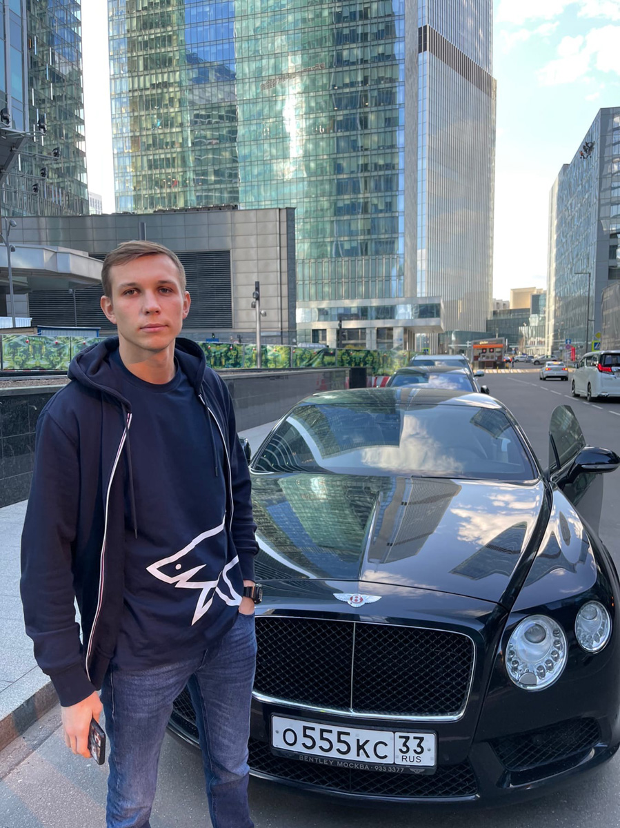 Молодой бизнесмен Валентин Пахомов мечтал о Bentley, а теперь разъезжает на редком люксовом автомобиле по стране. Узнаем у основателя «Подслушано Автомобилистов | Владимир», каково быть владельцем легенды.