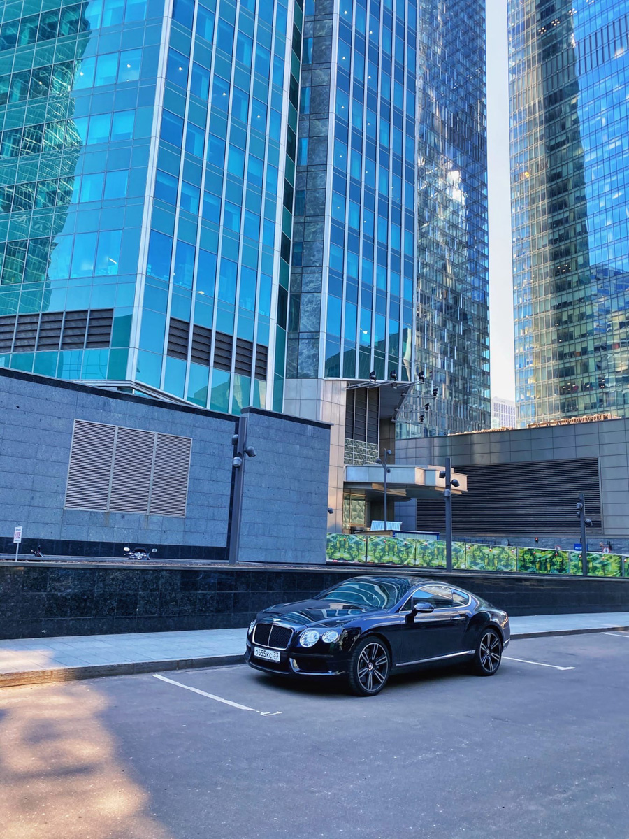 Молодой бизнесмен Валентин Пахомов мечтал о Bentley, а теперь разъезжает на редком люксовом автомобиле по стране. Узнаем у основателя «Подслушано Автомобилистов | Владимир», каково быть владельцем легенды.