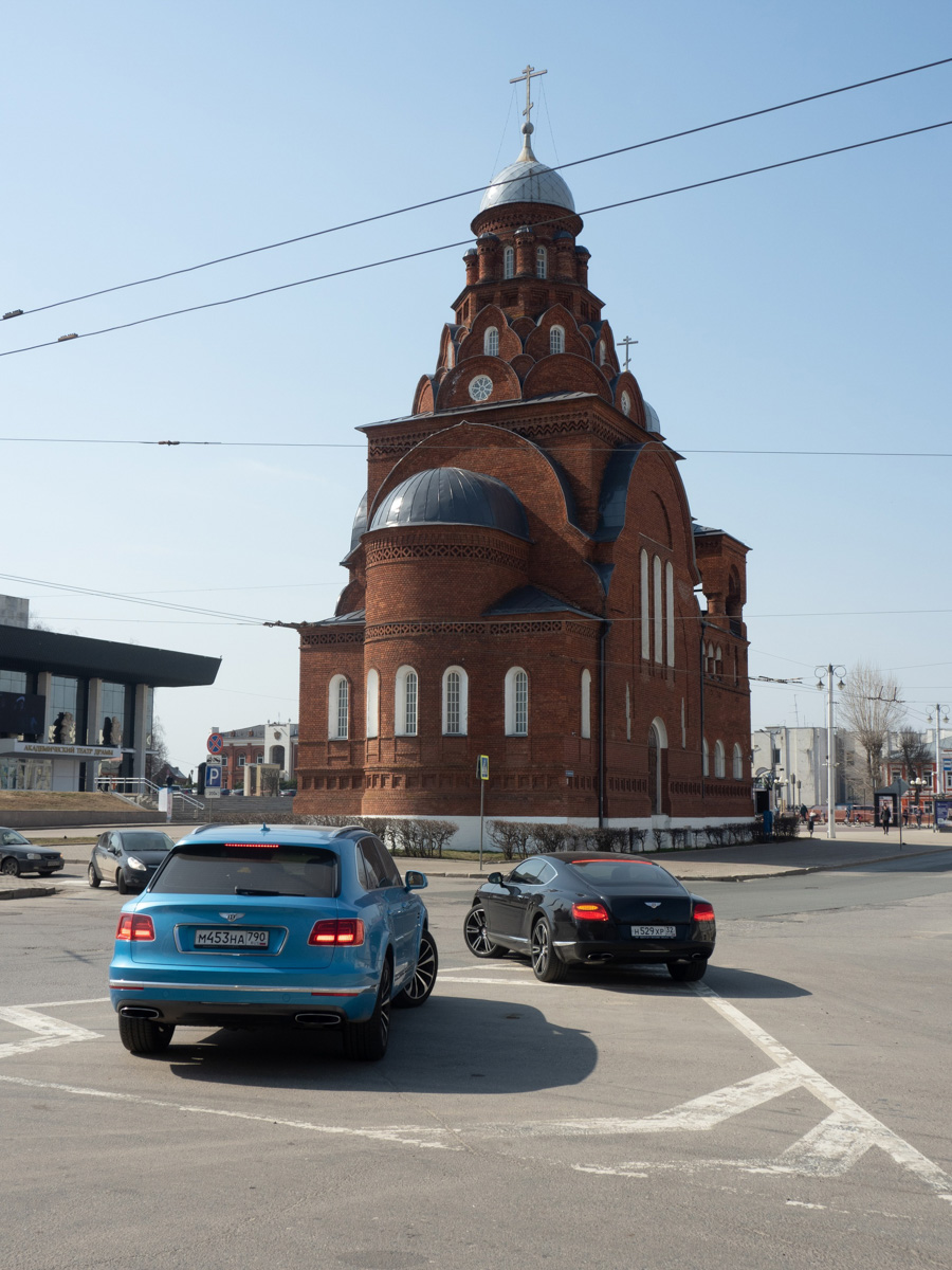 Молодой бизнесмен Валентин Пахомов мечтал о Bentley, а теперь разъезжает на редком люксовом автомобиле по стране. Узнаем у основателя «Подслушано Автомобилистов | Владимир», каково быть владельцем легенды.