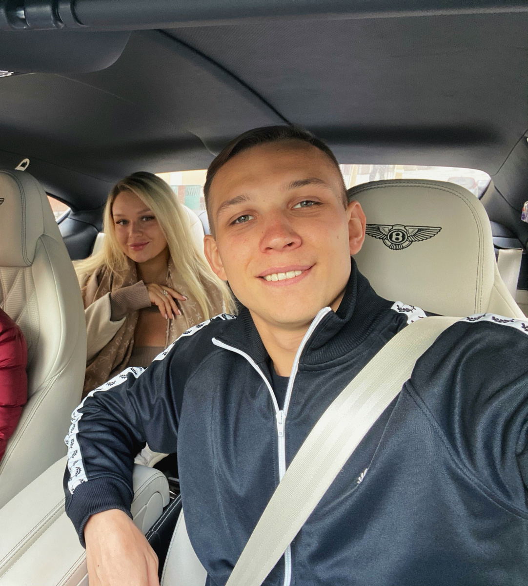 Молодой бизнесмен Валентин Пахомов мечтал о Bentley, а теперь разъезжает на редком люксовом автомобиле по стране. Узнаем у основателя «Подслушано Автомобилистов | Владимир», каково быть владельцем легенды.