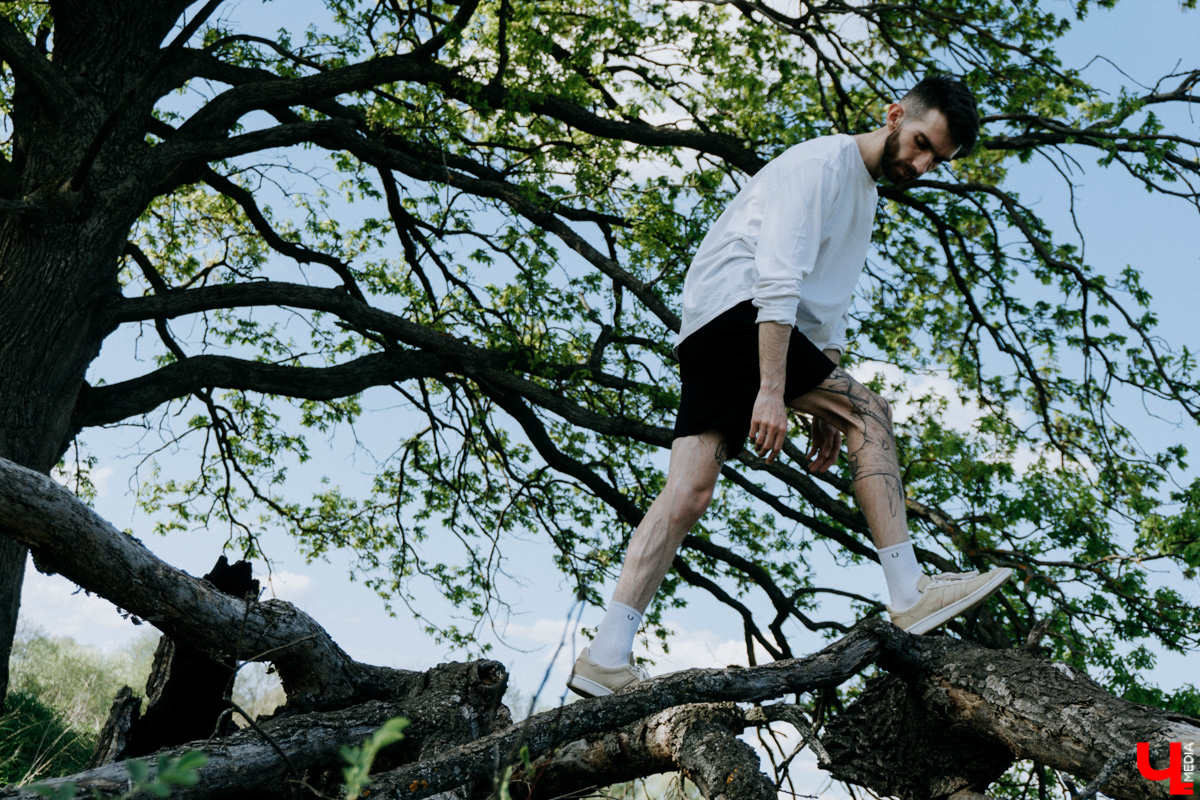 Как часто лента рекомендует вам блоги думающих авторов? Время покажет, пройдет ли этот тренд или публичная рефлексия станет обыденным ритуалом. А пока делимся записями из дневника юного Вертера современности — «Володи в огороде», местного флориста и фотографа. Осторожно: там осознание страхов, сомнений и анализ происходящего.