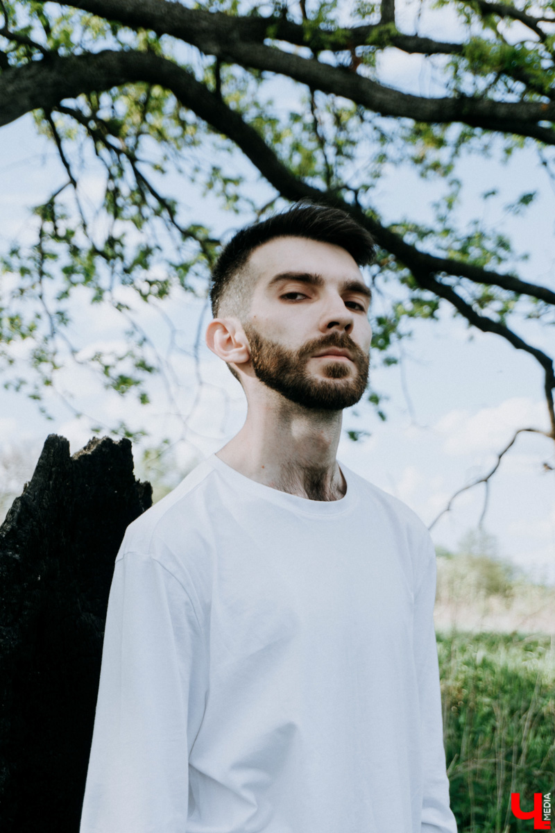 Как часто лента рекомендует вам блоги думающих авторов? Время покажет, пройдет ли этот тренд или публичная рефлексия станет обыденным ритуалом. А пока делимся записями из дневника юного Вертера современности — «Володи в огороде», местного флориста и фотографа. Осторожно: там осознание страхов, сомнений и анализ происходящего.