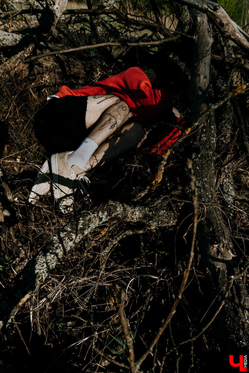 Как часто лента рекомендует вам блоги думающих авторов? Время покажет, пройдет ли этот тренд или публичная рефлексия станет обыденным ритуалом. А пока делимся записями из дневника юного Вертера современности — «Володи в огороде», местного флориста и фотографа. Осторожно: там осознание страхов, сомнений и анализ происходящего.