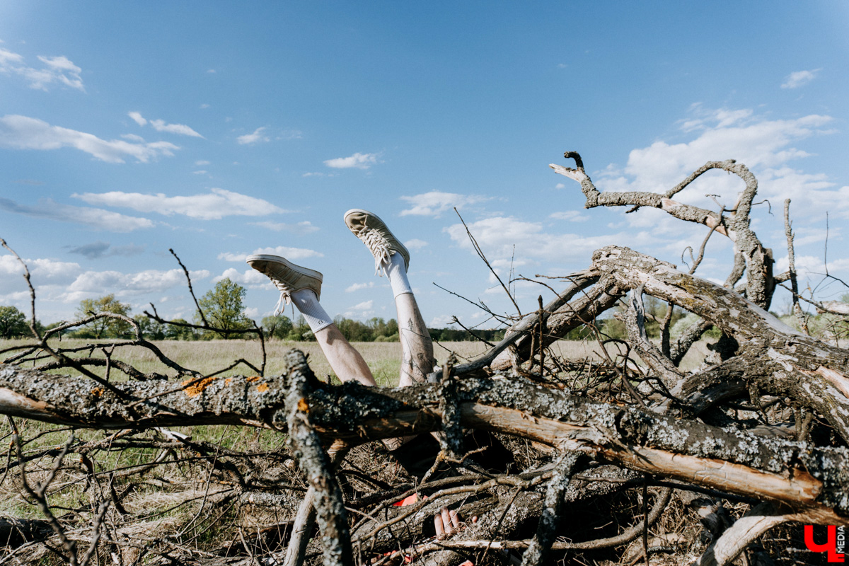 Как часто лента рекомендует вам блоги думающих авторов? Время покажет, пройдет ли этот тренд или публичная рефлексия станет обыденным ритуалом. А пока делимся записями из дневника юного Вертера современности — «Володи в огороде», местного флориста и фотографа. Осторожно: там осознание страхов, сомнений и анализ происходящего.