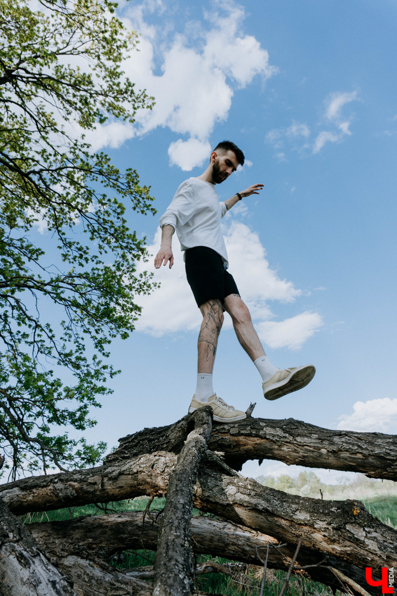 Как часто лента рекомендует вам блоги думающих авторов? Время покажет, пройдет ли этот тренд или публичная рефлексия станет обыденным ритуалом. А пока делимся записями из дневника юного Вертера современности — «Володи в огороде», местного флориста и фотографа. Осторожно: там осознание страхов, сомнений и анализ происходящего.