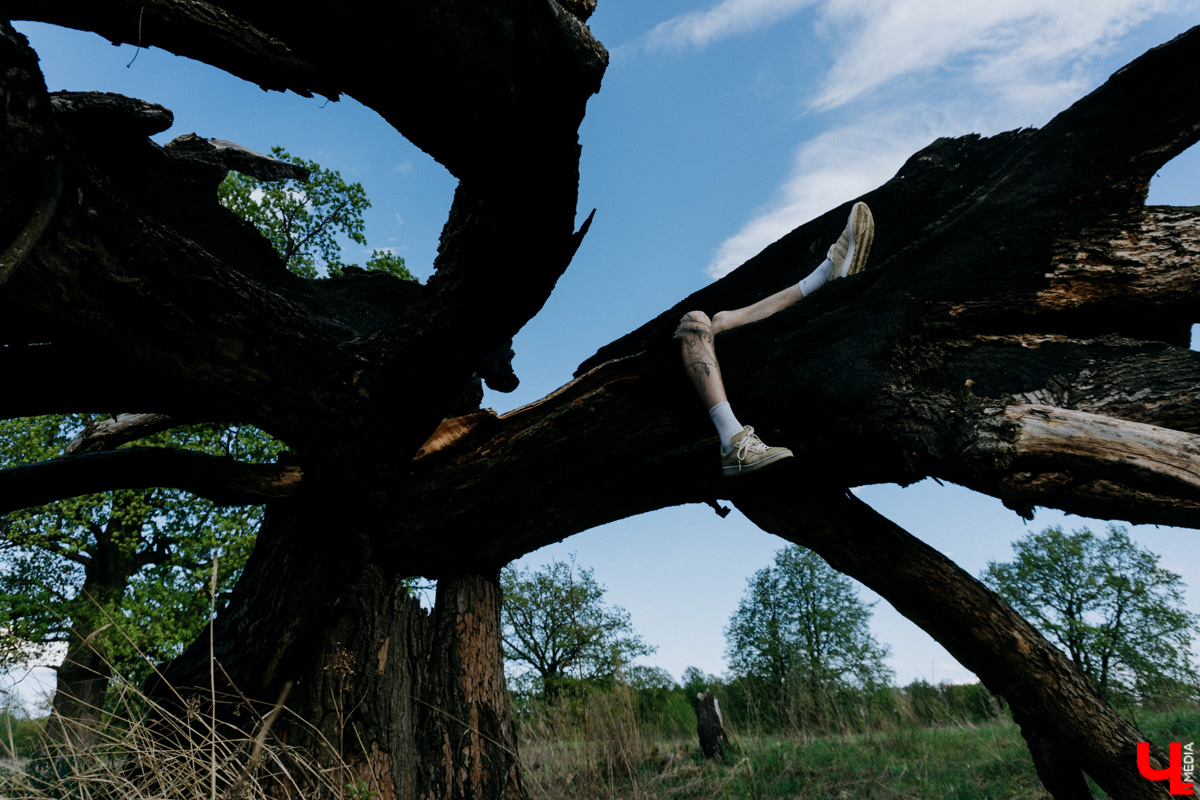 Как часто лента рекомендует вам блоги думающих авторов? Время покажет, пройдет ли этот тренд или публичная рефлексия станет обыденным ритуалом. А пока делимся записями из дневника юного Вертера современности — «Володи в огороде», местного флориста и фотографа. Осторожно: там осознание страхов, сомнений и анализ происходящего.