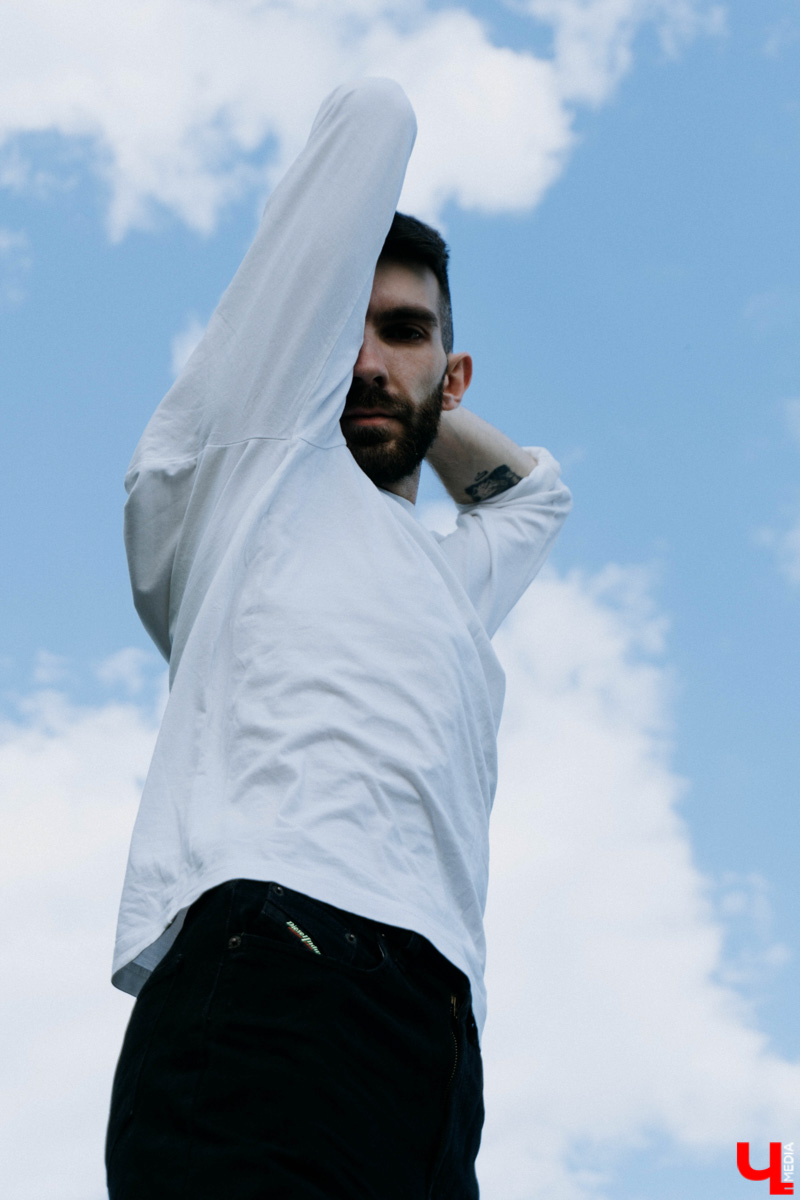 Как часто лента рекомендует вам блоги думающих авторов? Время покажет, пройдет ли этот тренд или публичная рефлексия станет обыденным ритуалом. А пока делимся записями из дневника юного Вертера современности — «Володи в огороде», местного флориста и фотографа. Осторожно: там осознание страхов, сомнений и анализ происходящего.