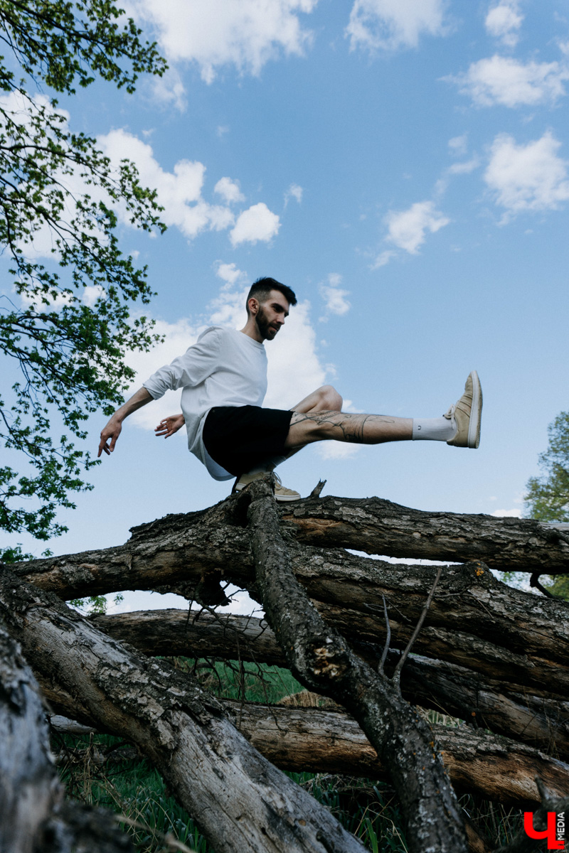 Как часто лента рекомендует вам блоги думающих авторов? Время покажет, пройдет ли этот тренд или публичная рефлексия станет обыденным ритуалом. А пока делимся записями из дневника юного Вертера современности — «Володи в огороде», местного флориста и фотографа. Осторожно: там осознание страхов, сомнений и анализ происходящего.