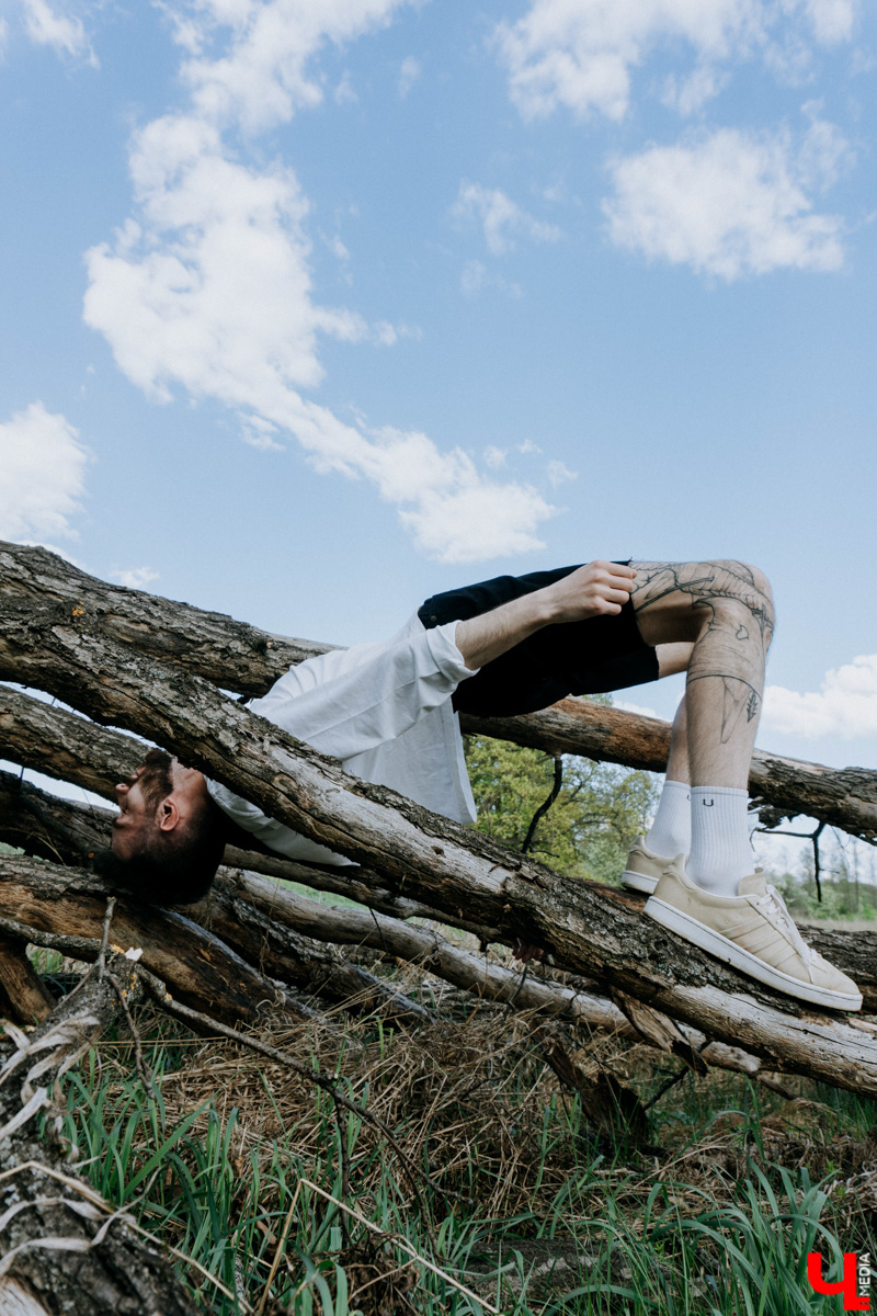 Как часто лента рекомендует вам блоги думающих авторов? Время покажет, пройдет ли этот тренд или публичная рефлексия станет обыденным ритуалом. А пока делимся записями из дневника юного Вертера современности — «Володи в огороде», местного флориста и фотографа. Осторожно: там осознание страхов, сомнений и анализ происходящего.