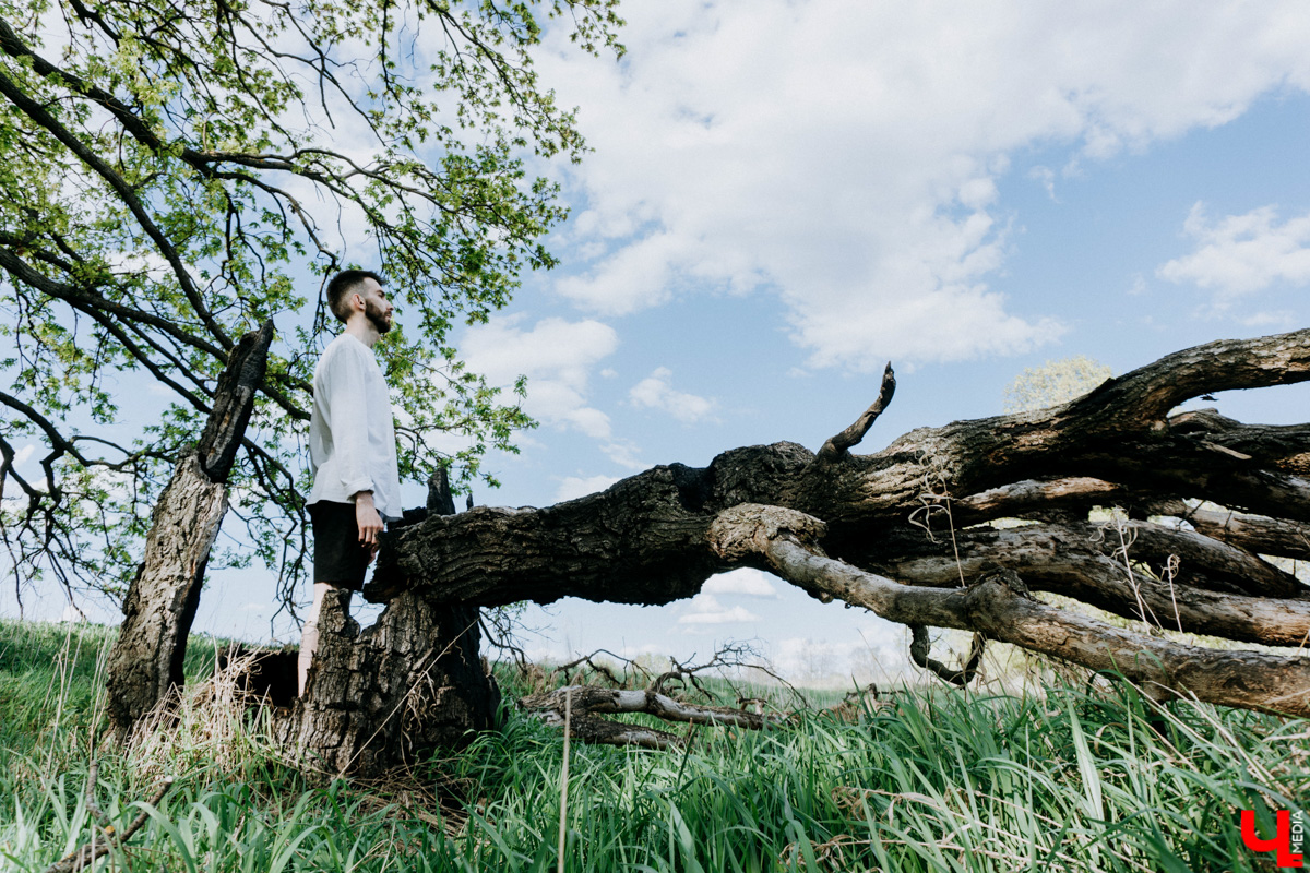 Как часто лента рекомендует вам блоги думающих авторов? Время покажет, пройдет ли этот тренд или публичная рефлексия станет обыденным ритуалом. А пока делимся записями из дневника юного Вертера современности — «Володи в огороде», местного флориста и фотографа. Осторожно: там осознание страхов, сомнений и анализ происходящего.