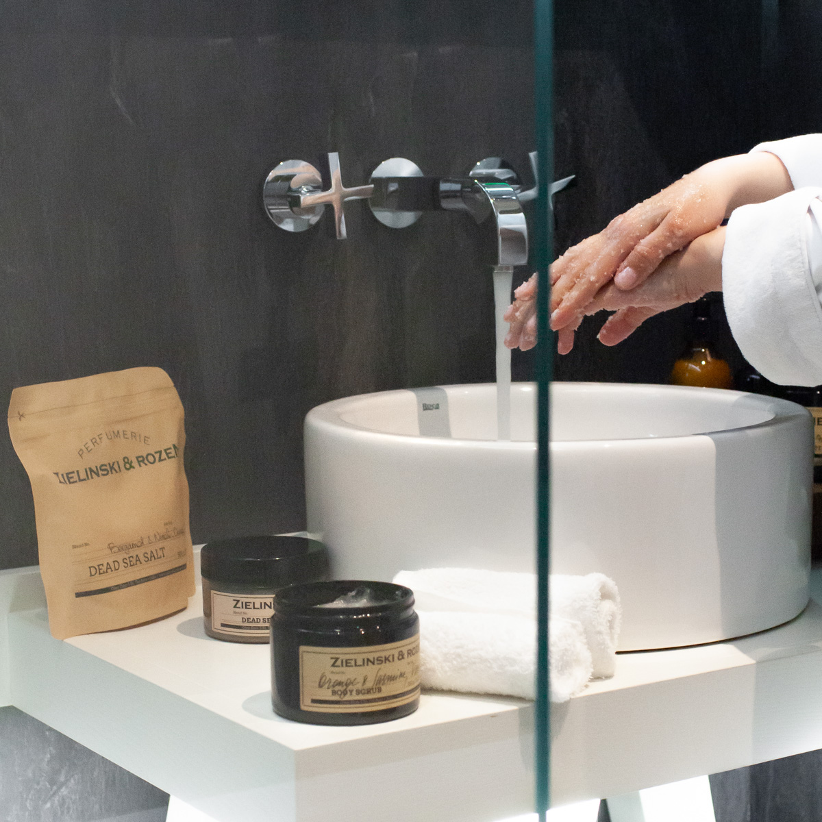 Пару месяцев назад во Владимире появились первые баночки с крафтовыми ароматами московского шоу-рума «Zelinski & Rozen». Готовьтесь, ассортимент расширяется. Узнаем, где искать уникальную косметику израильского бренда.