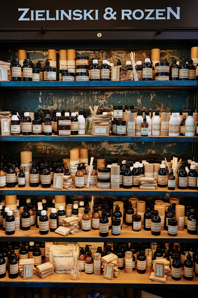 Пару месяцев назад во Владимире появились первые баночки с крафтовыми ароматами московского шоу-рума «Zelinski & Rozen». Готовьтесь, ассортимент расширяется. Узнаем, где искать уникальную косметику израильского бренда.