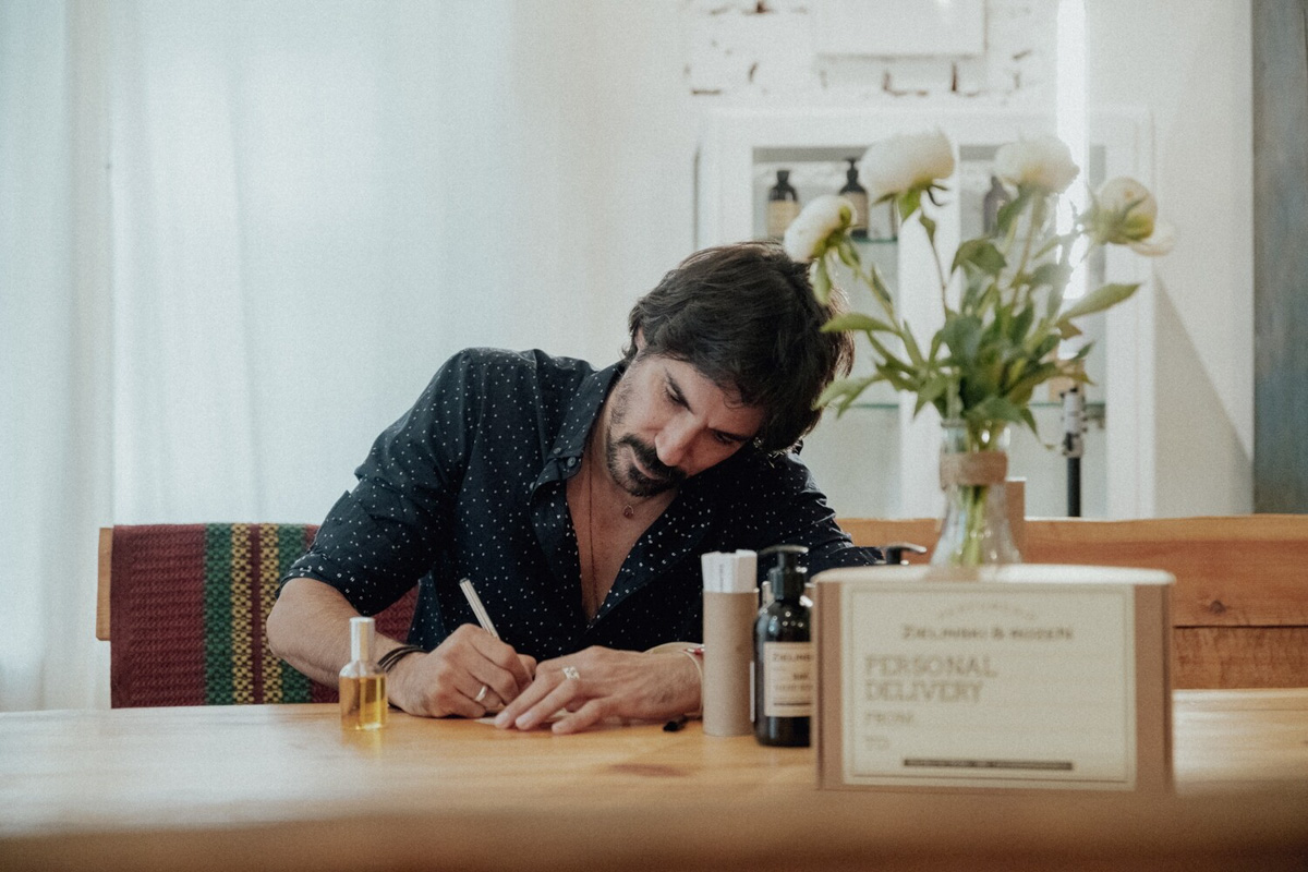 Пару месяцев назад во Владимире появились первые баночки с крафтовыми ароматами московского шоу-рума «Zelinski & Rozen». Готовьтесь, ассортимент расширяется. Узнаем, где искать уникальную косметику израильского бренда.