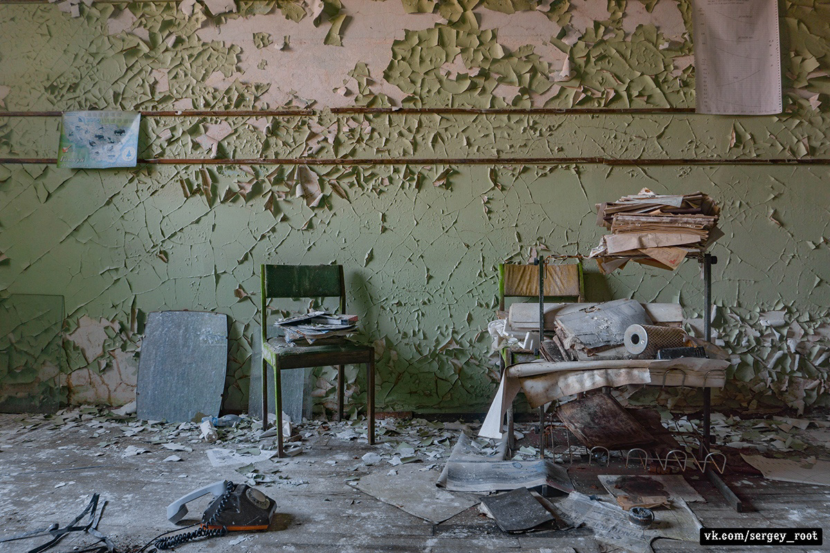 Фотограф Сергей Рут снова побывал на ВТЗ. На этот раз сталкер поделился снимками из заброшенного конструкторского бюро.