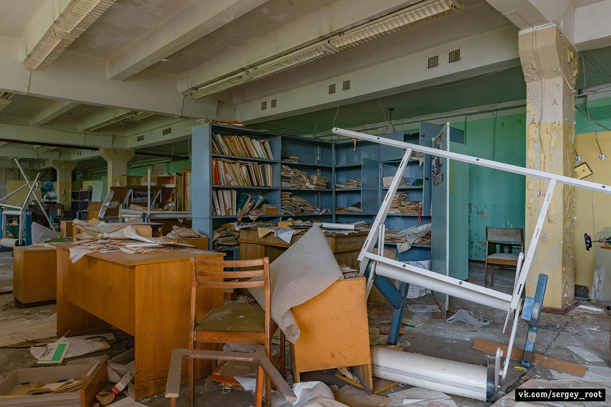 Фотограф Сергей Рут снова побывал на ВТЗ. На этот раз сталкер поделился снимками из заброшенного конструкторского бюро.