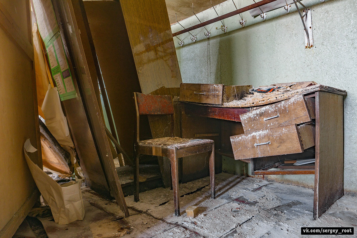 Фотограф Сергей Рут снова побывал на ВТЗ. На этот раз сталкер поделился снимками из заброшенного конструкторского бюро.