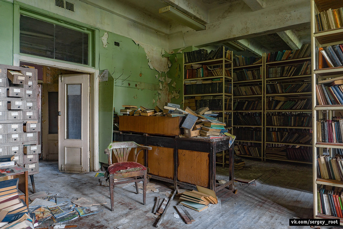 Фотограф Сергей Рут снова побывал на ВТЗ. На этот раз сталкер поделился снимками из заброшенного конструкторского бюро.