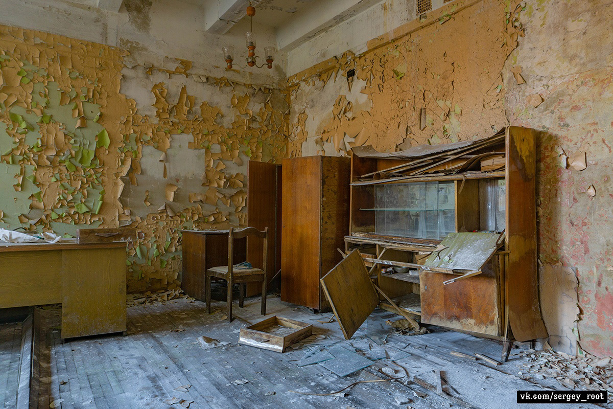 Фотограф Сергей Рут снова побывал на ВТЗ. На этот раз сталкер поделился снимками из заброшенного конструкторского бюро.