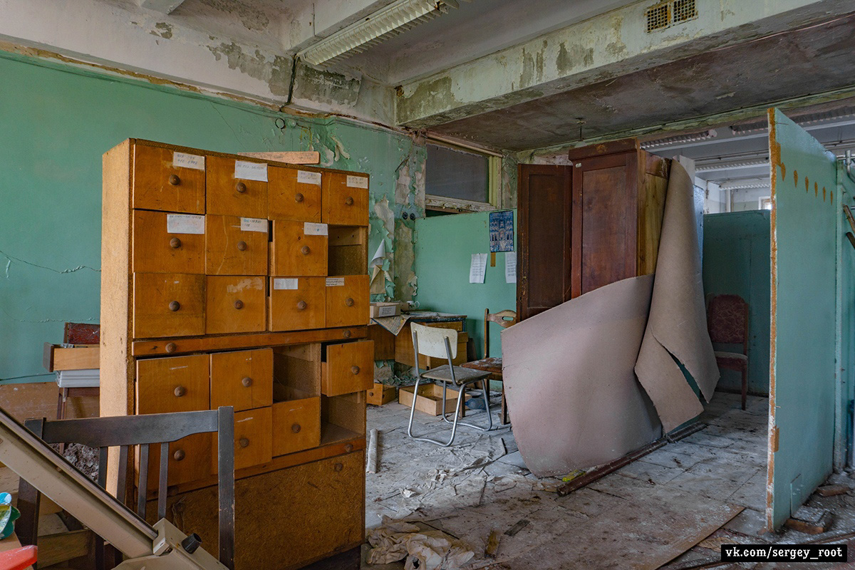 Фотограф Сергей Рут снова побывал на ВТЗ. На этот раз сталкер поделился снимками из заброшенного конструкторского бюро.
