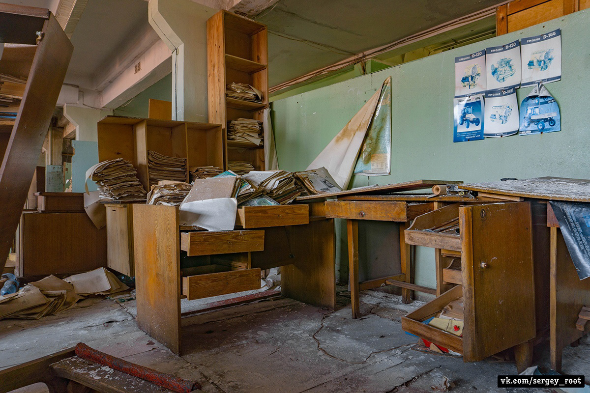 Фотограф Сергей Рут снова побывал на ВТЗ. На этот раз сталкер поделился снимками из заброшенного конструкторского бюро.