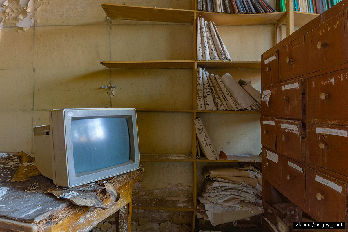 Фотограф Сергей Рут снова побывал на ВТЗ. На этот раз сталкер поделился снимками из заброшенного конструкторского бюро.