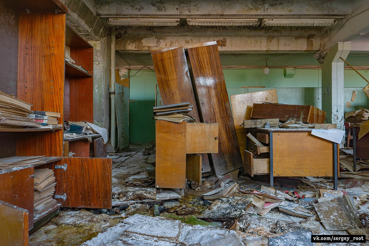 Фотограф Сергей Рут снова побывал на ВТЗ. На этот раз сталкер поделился снимками из заброшенного конструкторского бюро.