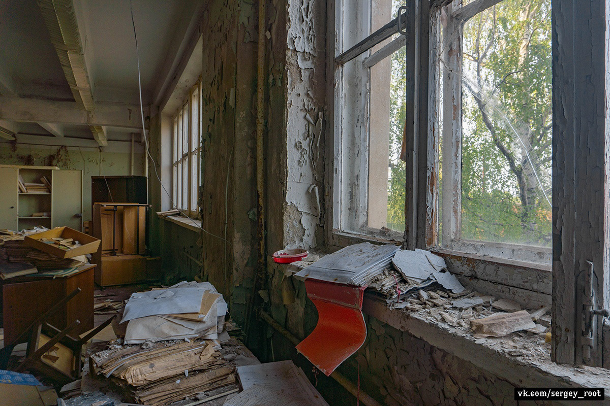 Фотограф Сергей Рут снова побывал на ВТЗ. На этот раз сталкер поделился снимками из заброшенного конструкторского бюро.