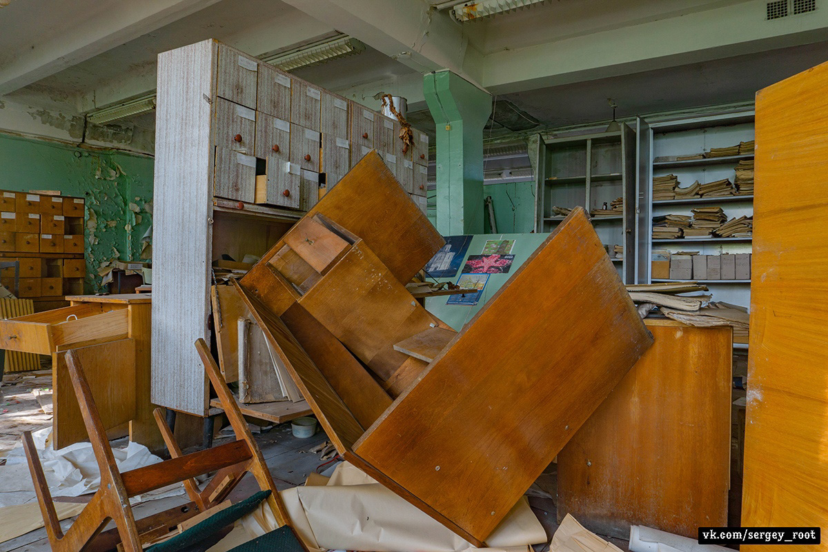 Фотограф Сергей Рут снова побывал на ВТЗ. На этот раз сталкер поделился снимками из заброшенного конструкторского бюро.
