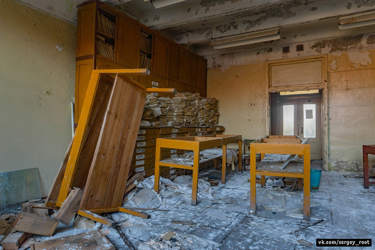 Фотограф Сергей Рут снова побывал на ВТЗ. На этот раз сталкер поделился снимками из заброшенного конструкторского бюро.