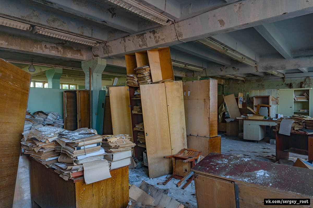 Фотограф Сергей Рут снова побывал на ВТЗ. На этот раз сталкер поделился снимками из заброшенного конструкторского бюро.