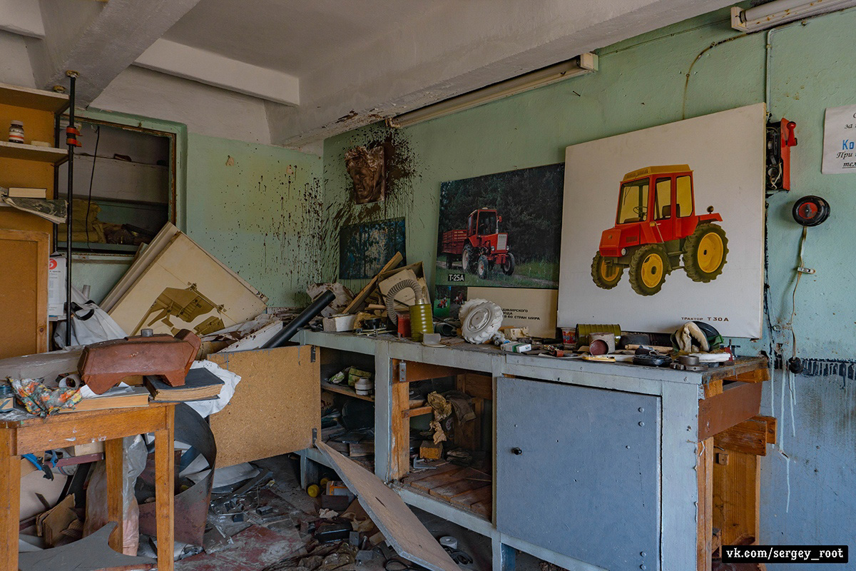 Фотограф Сергей Рут снова побывал на ВТЗ. На этот раз сталкер поделился снимками из заброшенного конструкторского бюро.