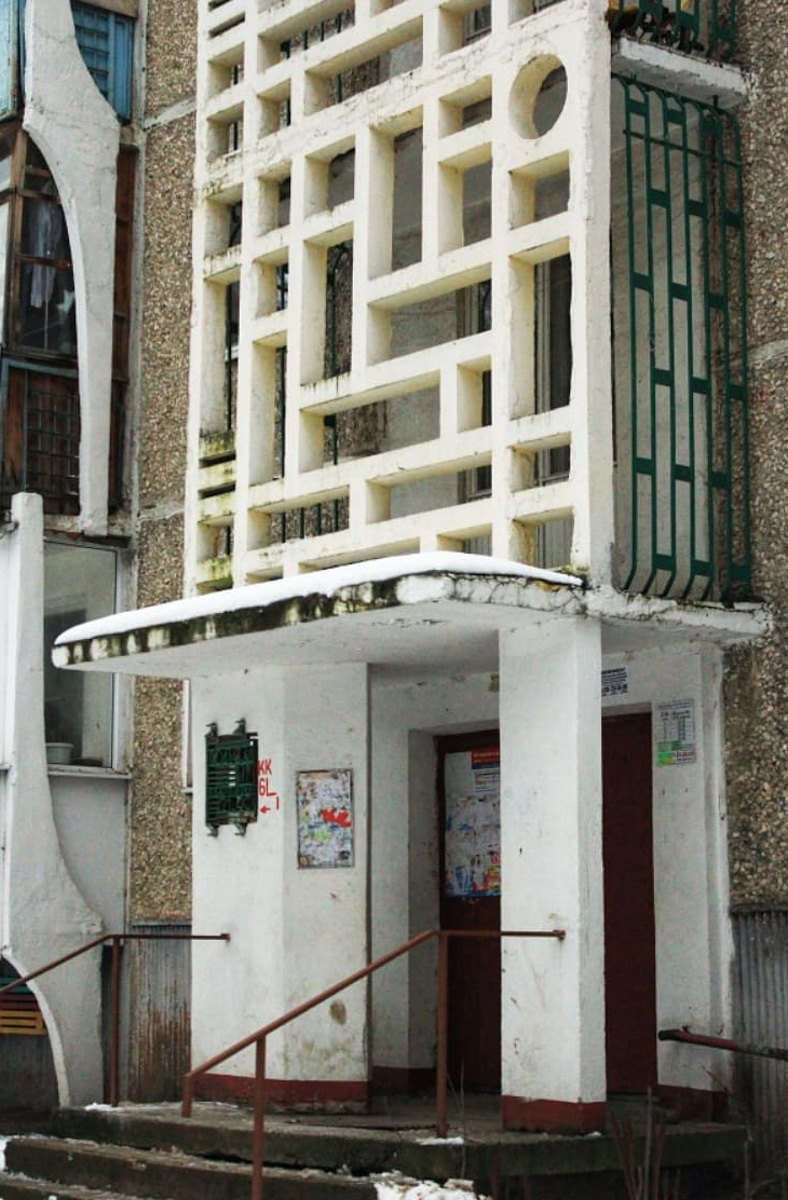 Антон Резниченко переехал в Калининград, забрав с собой любовь к фотографированию архитектуры. Теперь наблюдатель запечатлевает образы города-призрака, попутно вспоминая попавшие в объектив необычные владимирские местечки.