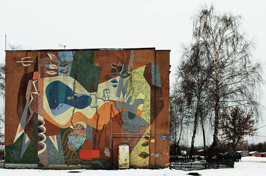 Антон Резниченко переехал в Калининград, забрав с собой любовь к фотографированию архитектуры. Теперь наблюдатель запечатлевает образы города-призрака, попутно вспоминая попавшие в объектив необычные владимирские местечки.