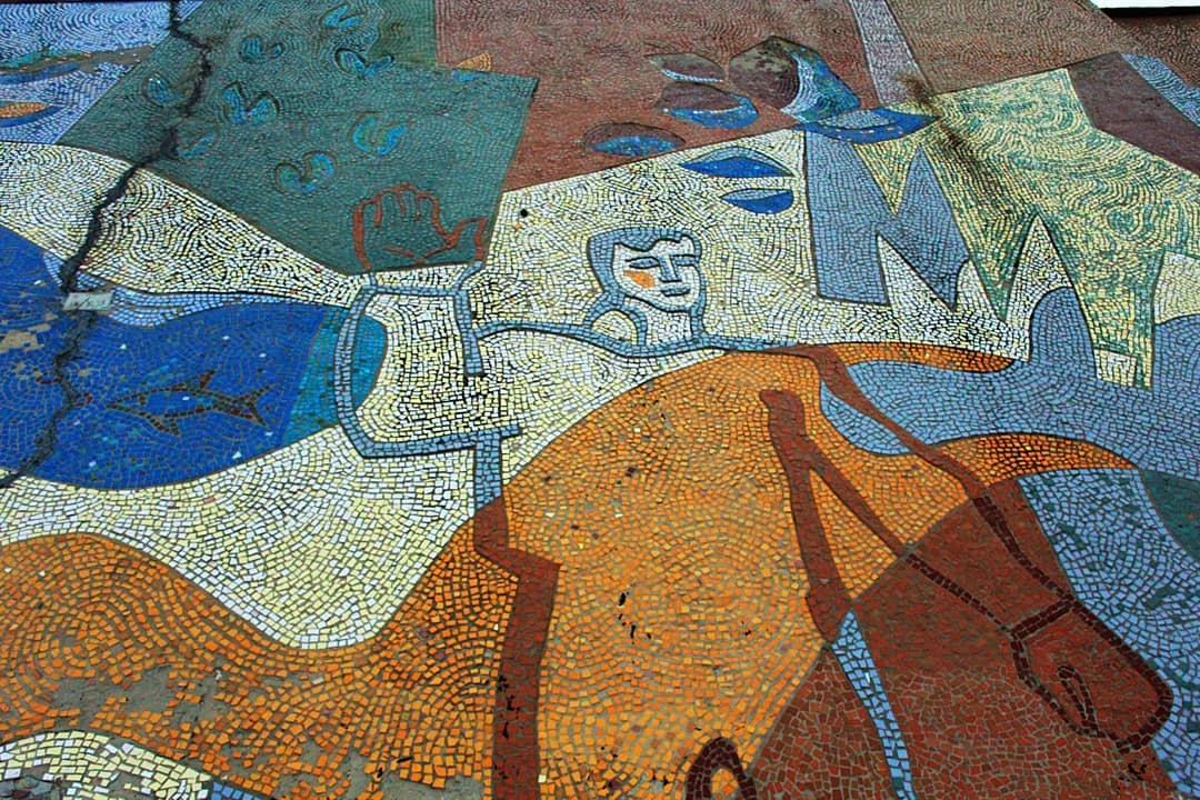 Антон Резниченко переехал в Калининград, забрав с собой любовь к фотографированию архитектуры. Теперь наблюдатель запечатлевает образы города-призрака, попутно вспоминая попавшие в объектив необычные владимирские местечки.