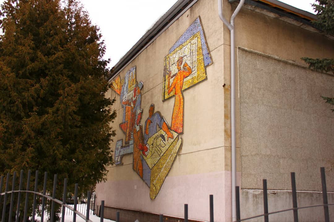 Антон Резниченко переехал в Калининград, забрав с собой любовь к фотографированию архитектуры. Теперь наблюдатель запечатлевает образы города-призрака, попутно вспоминая попавшие в объектив необычные владимирские местечки.