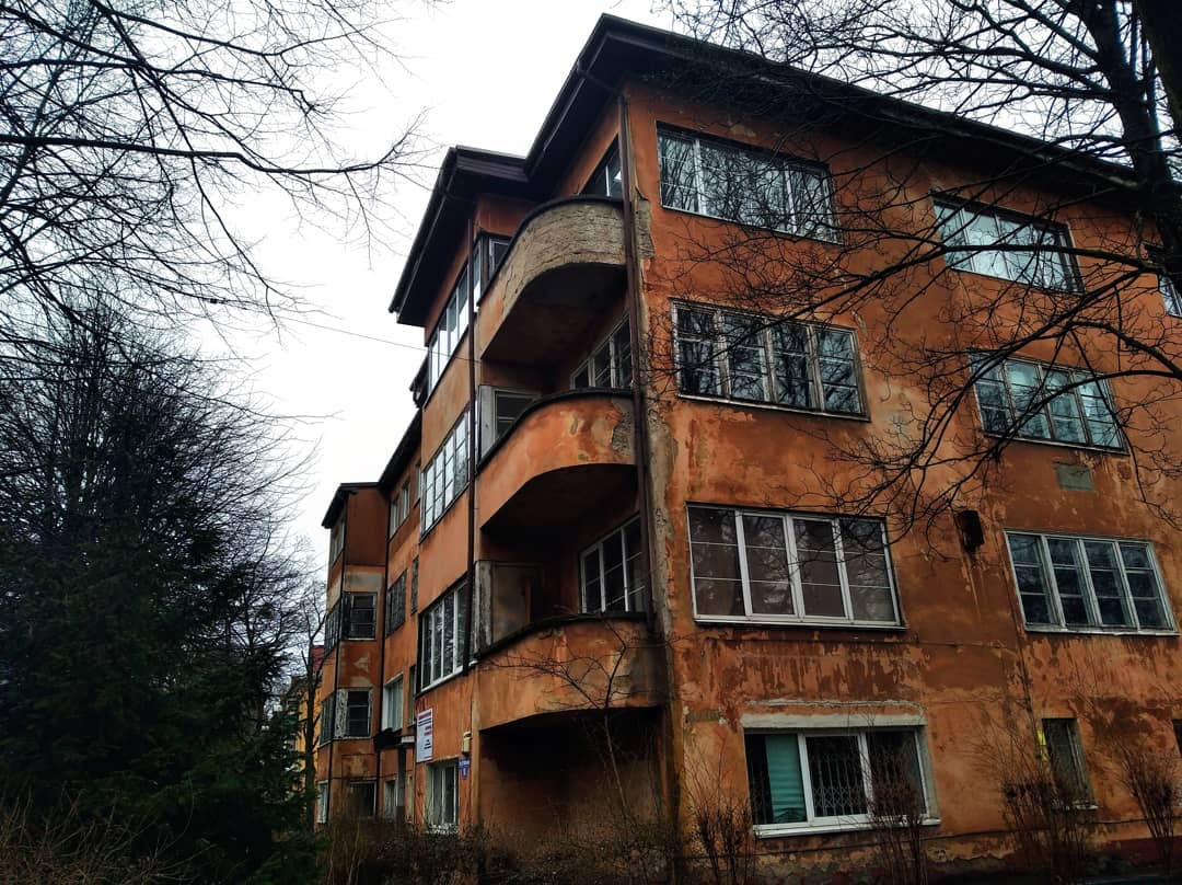 Антон Резниченко переехал в Калининград, забрав с собой любовь к фотографированию архитектуры. Теперь наблюдатель запечатлевает образы города-призрака, попутно вспоминая попавшие в объектив необычные владимирские местечки.