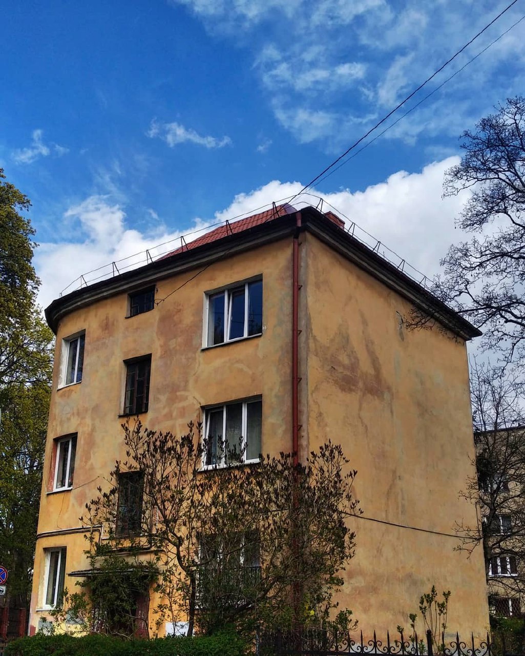 Антон Резниченко переехал в Калининград, забрав с собой любовь к фотографированию архитектуры. Теперь наблюдатель запечатлевает образы города-призрака, попутно вспоминая попавшие в объектив необычные владимирские местечки.