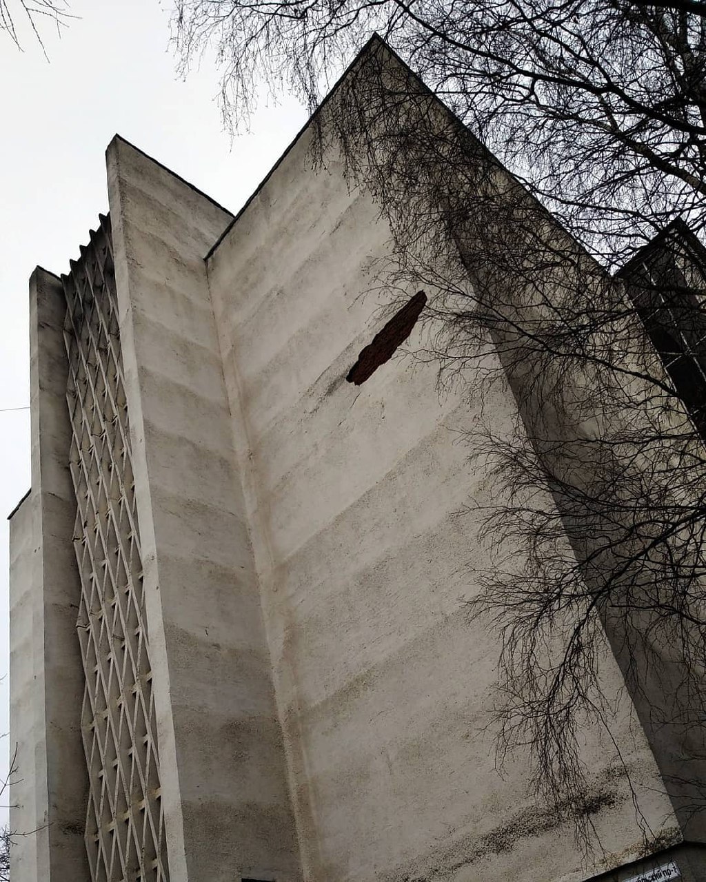 Антон Резниченко переехал в Калининград, забрав с собой любовь к фотографированию архитектуры. Теперь наблюдатель запечатлевает образы города-призрака, попутно вспоминая попавшие в объектив необычные владимирские местечки.