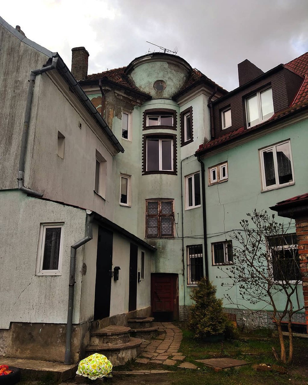 Антон Резниченко переехал в Калининград, забрав с собой любовь к фотографированию архитектуры. Теперь наблюдатель запечатлевает образы города-призрака, попутно вспоминая попавшие в объектив необычные владимирские местечки.