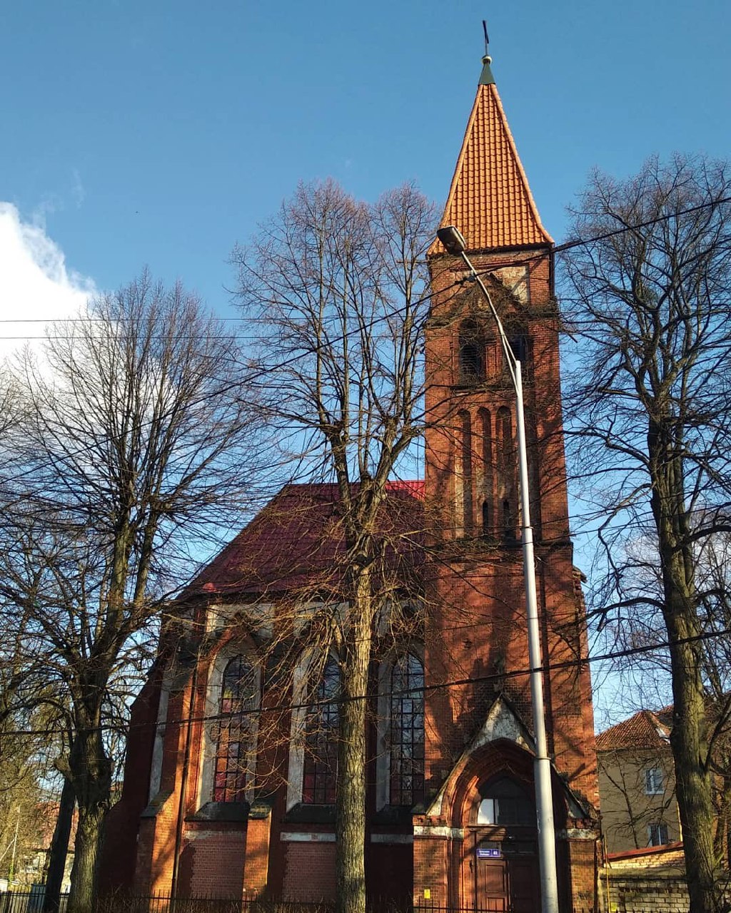 Антон Резниченко переехал в Калининград, забрав с собой любовь к фотографированию архитектуры. Теперь наблюдатель запечатлевает образы города-призрака, попутно вспоминая попавшие в объектив необычные владимирские местечки.