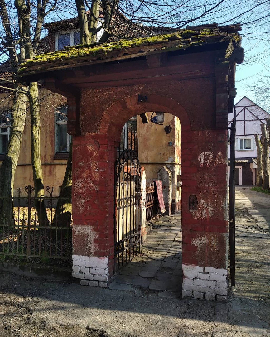 Антон Резниченко переехал в Калининград, забрав с собой любовь к фотографированию архитектуры. Теперь наблюдатель запечатлевает образы города-призрака, попутно вспоминая попавшие в объектив необычные владимирские местечки.