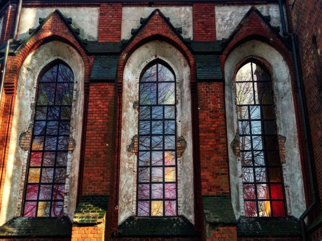 Антон Резниченко переехал в Калининград, забрав с собой любовь к фотографированию архитектуры. Теперь наблюдатель запечатлевает образы города-призрака, попутно вспоминая попавшие в объектив необычные владимирские местечки.