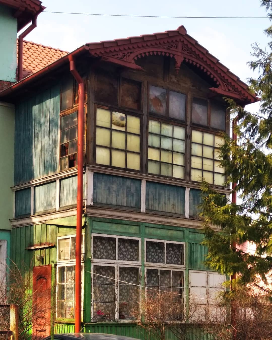 Антон Резниченко переехал в Калининград, забрав с собой любовь к фотографированию архитектуры. Теперь наблюдатель запечатлевает образы города-призрака, попутно вспоминая попавшие в объектив необычные владимирские местечки.