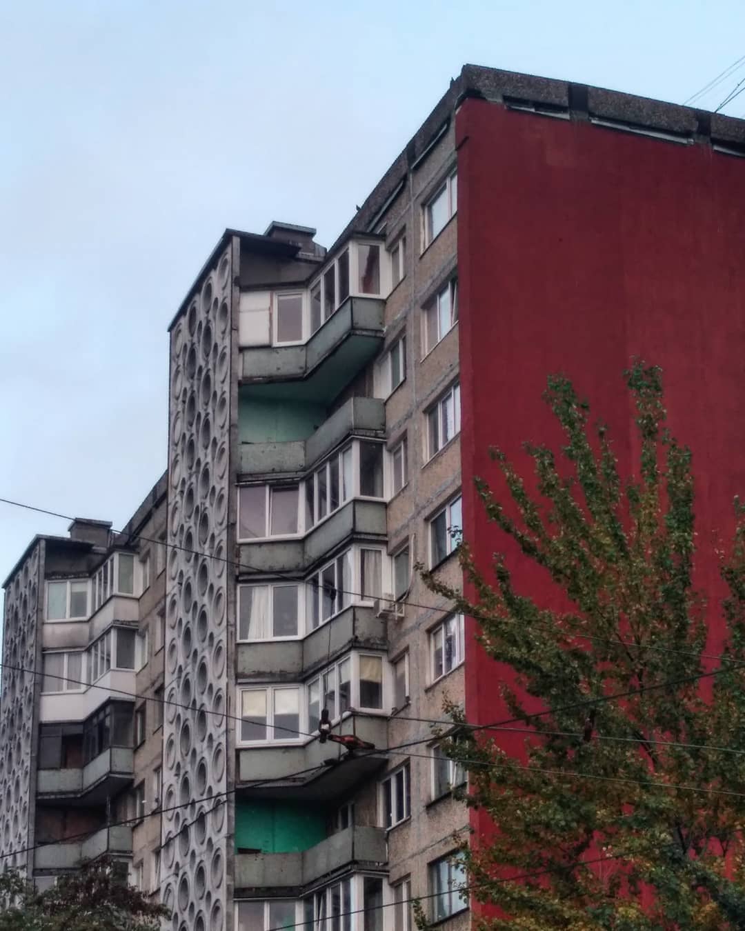 Антон Резниченко переехал в Калининград, забрав с собой любовь к фотографированию архитектуры. Теперь наблюдатель запечатлевает образы города-призрака, попутно вспоминая попавшие в объектив необычные владимирские местечки.