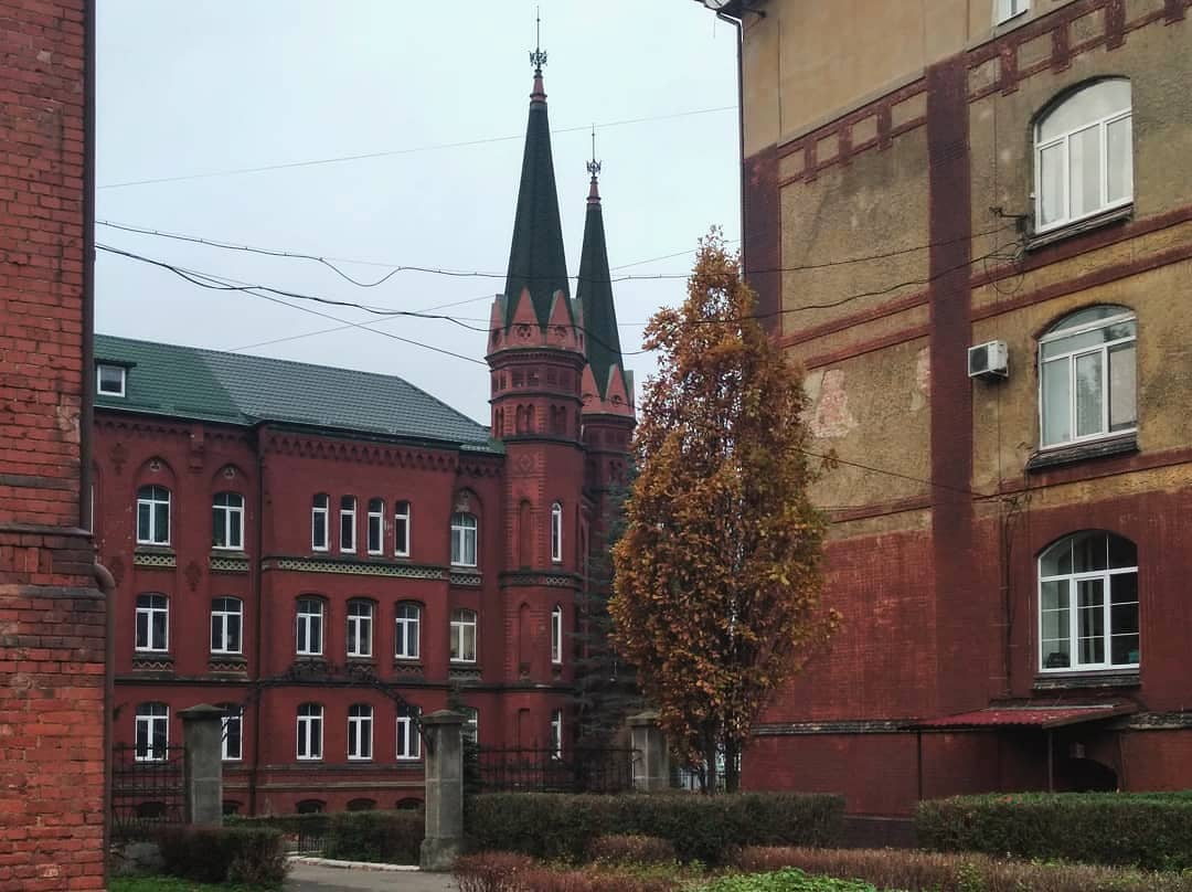 Антон Резниченко переехал в Калининград, забрав с собой любовь к фотографированию архитектуры. Теперь наблюдатель запечатлевает образы города-призрака, попутно вспоминая попавшие в объектив необычные владимирские местечки.