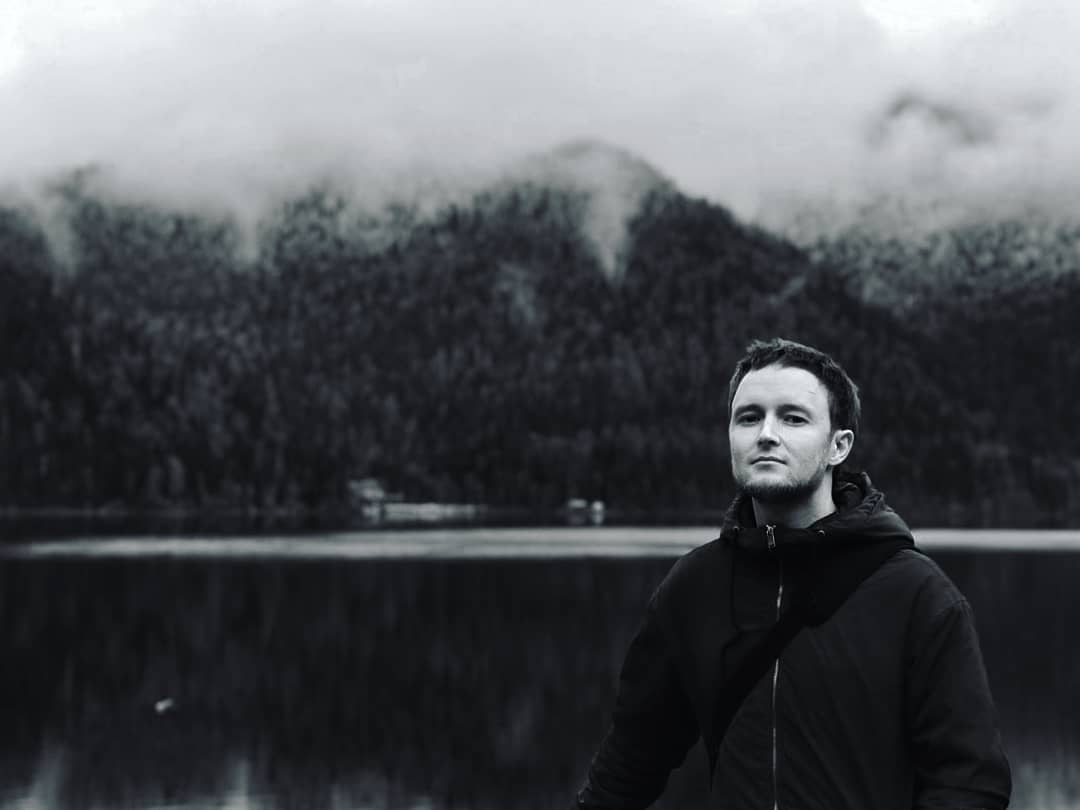 Антон Резниченко переехал в Калининград, забрав с собой любовь к фотографированию архитектуры. Теперь наблюдатель запечатлевает образы города-призрака, попутно вспоминая попавшие в объектив необычные владимирские местечки.