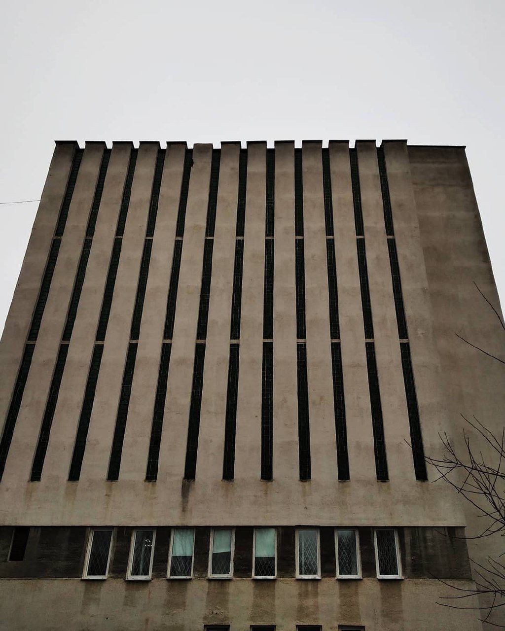 Антон Резниченко переехал в Калининград, забрав с собой любовь к фотографированию архитектуры. Теперь наблюдатель запечатлевает образы города-призрака, попутно вспоминая попавшие в объектив необычные владимирские местечки.