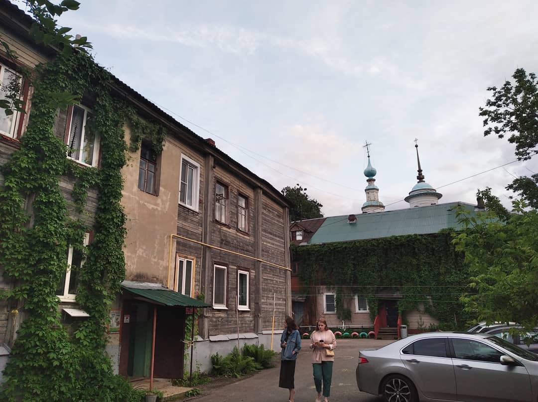 Антон Резниченко переехал в Калининград, забрав с собой любовь к фотографированию архитектуры. Теперь наблюдатель запечатлевает образы города-призрака, попутно вспоминая попавшие в объектив необычные владимирские местечки.